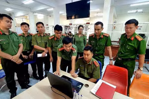 Phó Giám đốc Công an Đắk Lắk kiểm tra việc vận hành ứng dụng Chatbot vào thực tiễn. Ảnh: TT