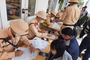 Lực lượng CSGT xử lý nghiêm các trường hợp học sinh vi phạm giao thông.