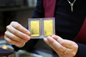 Hoạt động chuyển nhượng vàng miếng sẽ phải chịu thuế 0,1% trên giá trị mua bán từng lần. Ảnh minh họa: INT