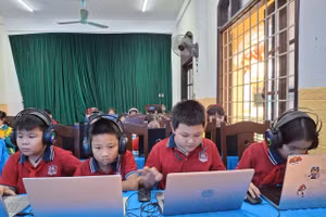 Học sinh Quảng Trị sử dụng máy tính tham gia học tập.