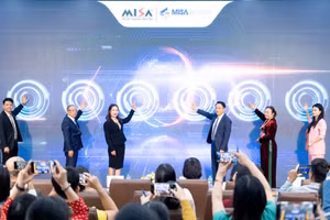 Các đại biểu thực hiện nghi thức kích hoạt tại Lễ công bố chương trình 'Tặng miễn phí phần mềm cho 2 triệu hộ kinh doanh thực hiện xóa bỏ thuế khoán theo Nghị quyết 68-NQ/TW'. Ảnh: VGP