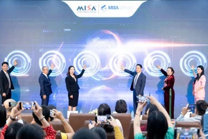 Các đại biểu thực hiện nghi thức kích hoạt tại Lễ công bố chương trình 'Tặng miễn phí phần mềm cho 2 triệu hộ kinh doanh thực hiện xóa bỏ thuế khoán theo Nghị quyết 68-NQ/TW'. Ảnh: VGP