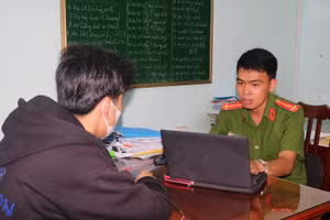 Nạn nhân trình bày sự việc với cán bộ công an.