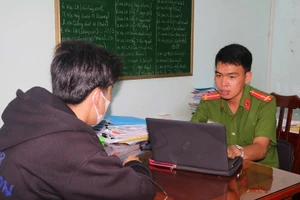 Nạn nhân trình bày sự việc với cán bộ công an.