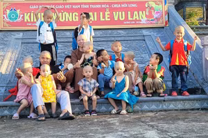 Gần 10 năm qua, sư thầy dang tay đón hàng chục đứa trẻ bị bỏ rơi.