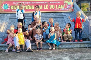 Gần 10 năm qua, sư thầy dang tay đón hàng chục đứa trẻ bị bỏ rơi.