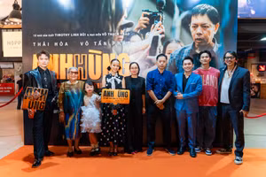 Ê-kíp làm phim 'Anh hùng' trong buổi showcase chuẩn bị cho chiếu rạp dịp lễ 30/4.