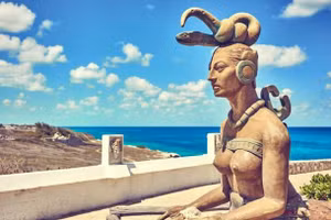 Tượng Nữ thần Ix Chel trong vai Nguyệt thần, đầu đội mũ rắn cuộn tượng trưng cho tử cung. Ảnh: Ancient-origins.net