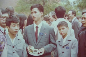 Lê Bá Khánh Trình (giữa) tại kỳ thi Olympic Toán học quốc tế (IMO) 1979. Ảnh: ITN