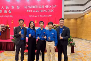 Phùng Quang Trung (giữa) - người thành lập nhóm Skyline tham gia chương trình Gặp gỡ hữu nghị nhân dân Việt Nam - Trung Quốc.