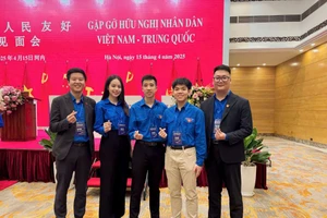 Phùng Quang Trung (giữa) - người thành lập nhóm Skyline tham gia chương trình Gặp gỡ hữu nghị nhân dân Việt Nam - Trung Quốc.