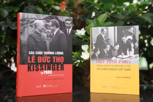 Hai cuốn sách giải mã cuộc đấu trí lịch sử tại Paris.