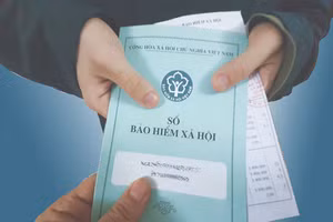 Nhiều người lao động gặp khó khăn vì doanh nghiệp nợ BHXH. Ảnh: Quách Mến