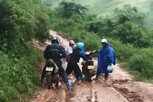 Đường đến điểm trường Chuyên Gia 3, xã Nậm Kè (Mường Nhé, Điện Biên) tiềm ẩn nhiều nguy cơ mất an toàn. Ảnh: Lê Thị Hồng