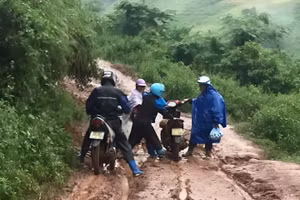 Đường đến điểm trường Chuyên Gia 3, xã Nậm Kè (Mường Nhé, Điện Biên) tiềm ẩn nhiều nguy cơ mất an toàn. Ảnh: Lê Thị Hồng