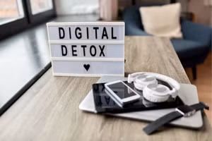 'Digital detox' không phải là từ bỏ công nghệ, mà là sử dụng thiết bị số có chừng mực, chủ động và kiểm soát hơn. Ảnh minh họa: INT.