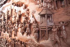 Một phần của bức tranh gỗ 'Vinh quy bái tổ' dài 8,33m.