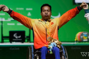 Khoảnh khắc đô cử Lê Văn Công mang về tấm Huy chương Vàng đầu tiên cho Việt Nam ở Paralympic 2016.