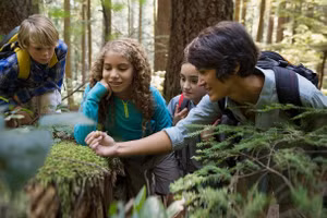 Một tiết học ngoài trời của học sinh Ba Lan.