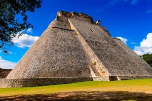 Kim tự tháp của Phù thủy ở thành phố cổ Uxmal.