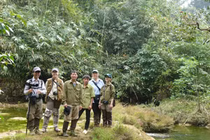 PGS.TS Lê Đức Minh (thứ 4 từ bên phải qua) cùng một số đồng nghiệp tại Khu bảo tồn thiên nhiên Na Hang (Tuyên Quang).