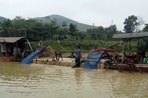 Hình ảnh tàu hút cát được người dân ghi lại.