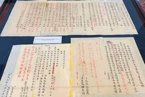 Bản gốc châu bản triều Nguyễn có bút phê của nhà vua lần đầu được trưng bày.