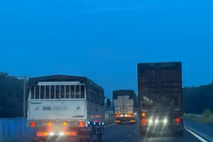 Nhiều ý kiến ủng hộ việc thí điểm cấm các xe tải, xe khách chạy ở làn sát dải phân cách trên cao tốc. Ảnh minh họa: INT