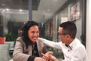 Chen Te Min và Nguyễn Vĩnh Tiến tại buổi giao lưu ở Yên Bái. Ảnh: Mai Khanh.