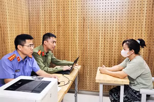 Cán bộ cơ quan điều tra Công an tỉnh Bắc Ninh thẩm vấn Ngô Thị Phương Lan. Ảnh: BBN