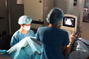 BS Hồ Ngọc Anh Vũ thực hiện thủ thuật chuyển phôi cho bệnh nhân. Ảnh: BVCC