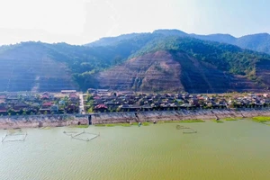 Những ngôi nhà sàn san sát nhau bên lòng hồ thủy điện Sơn La tạo nên bức tranh 'sơn thủy hữu tình'.