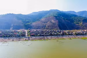 Những ngôi nhà sàn san sát nhau bên lòng hồ thủy điện Sơn La tạo nên bức tranh 'sơn thủy hữu tình'.