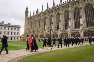 Các trường đại học hàng đầu Anh tăng số lượng thư mời nhập học.