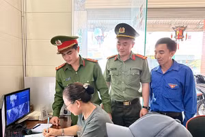 Đoàn xã Cẩm Xuyên phối hợp công an kiểm tra, yêu cầu các cơ sở kinh doanh gần trường học ký cam kết không bán thuốc lá cho người dưới 18 tuổi.