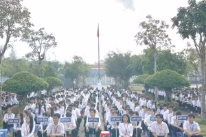 Mỗi buổi sinh hoạt dưới cờ, học sinh Trường THPT chuyên Nguyễn Thiện Thành (Vĩnh Long) được tuyên truyền nhiều nội dung, trong đó có tác hại của thuốc lá.