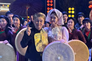 Nghệ sĩ Xuân Hinh và ca sĩ Hòa Minzy. Ảnh: Facebook nhân vật.