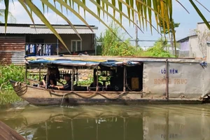 Theo năm tháng, những chiếc ghe lò rèn vẫn lênh đênh mang theo cái nghề 'đập búa ra tiền' len lỏi đến từng nhà.