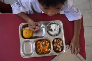 Chương trình bữa ăn học đường miễn phí được áp dụng rộng rãi tại các trường học Indonesia.