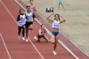 Tuyển thủ điền kinh Đinh Thị Bích (839) chấn thương khi đang thi đấu cự ly 800m tại SEA Games 31. Ảnh: ITN.