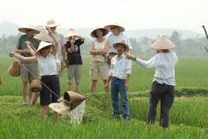 Du khách nước ngoài trải nghiệm sản xuất nông nghiệp. Ảnh: INT.