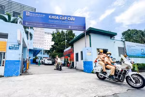 Đội ngũ CSGT hỗ trợ điều phối, phân luồng hỗ trợ quá trình vận chuyển tạng. Ảnh: BVCC.