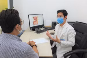 ThS.BS Nguyễn Hồ Vĩnh Phước thăm khám cho bệnh nhân. Ảnh: BVCC