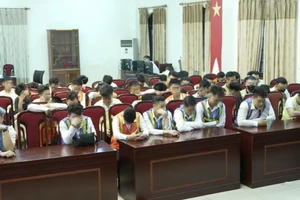 Hàng trăm nhân viên được mời về trụ sở công an để làm việc.