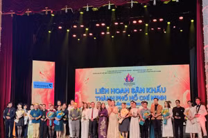 Đại diện các đoàn nghệ thuật tham gia liên hoan. Ảnh: Thùy Linh.