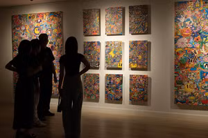 Những bức tranh từ nét vẽ doodle cổ xưa gây tò mò cho người xem.