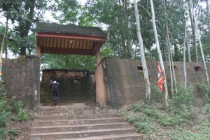 Cổng chính di tích đồn Phồn Xương.