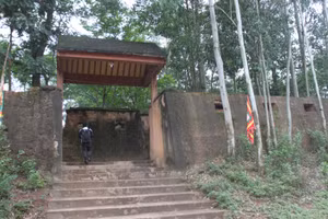 Cổng chính di tích đồn Phồn Xương.