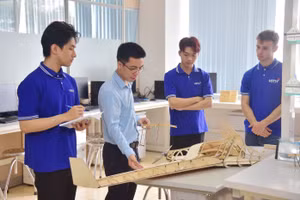 Giảng viên Trường Đại học Khoa học và Công nghệ Hà Nội hướng dẫn sinh viên thực hành. Ảnh: NTCC