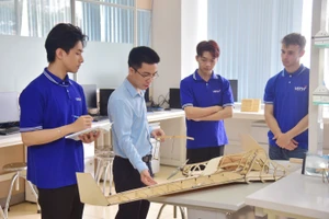 Giảng viên Trường Đại học Khoa học và Công nghệ Hà Nội hướng dẫn sinh viên thực hành. Ảnh: NTCC